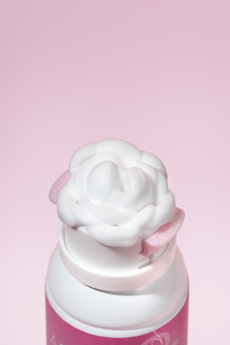 Pianka do demakijażu w kształcie róży – gęsta, puszysta formuła, która dokładnie usuwa makijaż i zamienia demakijaż w przyjemny rytuał.