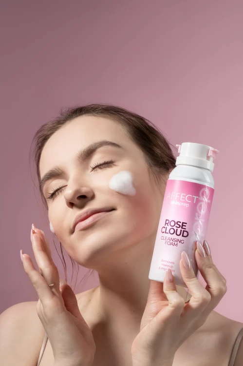 Skuteczny demakijaż twarzy – pianka Rose Cloud usuwa makijaż, sebum i zanieczyszczenia, pozostawiając skórę czystą i miękką.