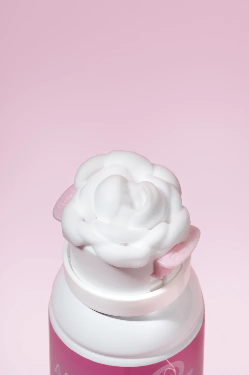 Pianka do demakijażu w kształcie róży – gęsta, puszysta formuła, która dokładnie usuwa makijaż i zamienia demakijaż w przyjemny rytuał.